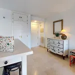 1 Bedroom Stunning In Lägenhet